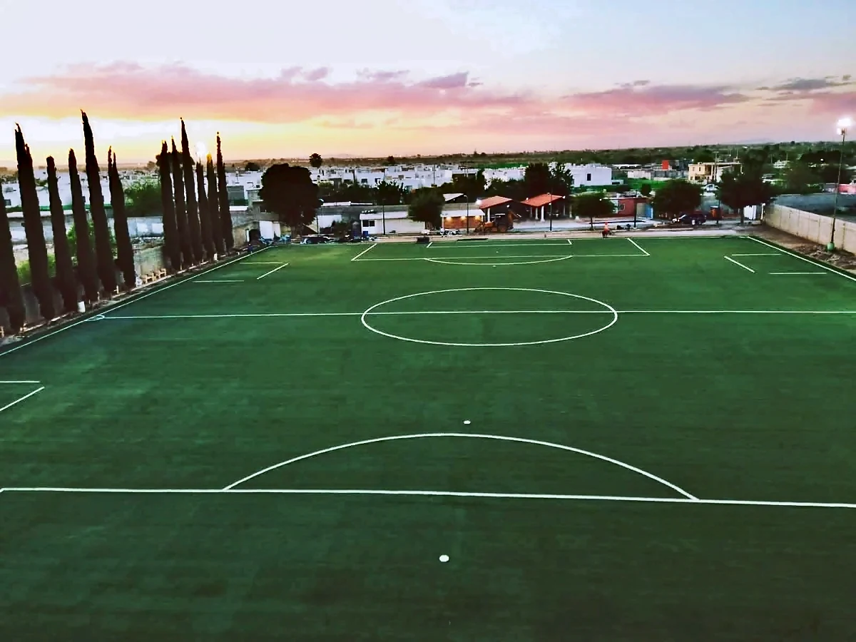 Cancha de fútbol soccer con pasto sintético en La Guardia Soccer Academy, Torreón, Coahuila: líneas de juego insertadas en el pasto
