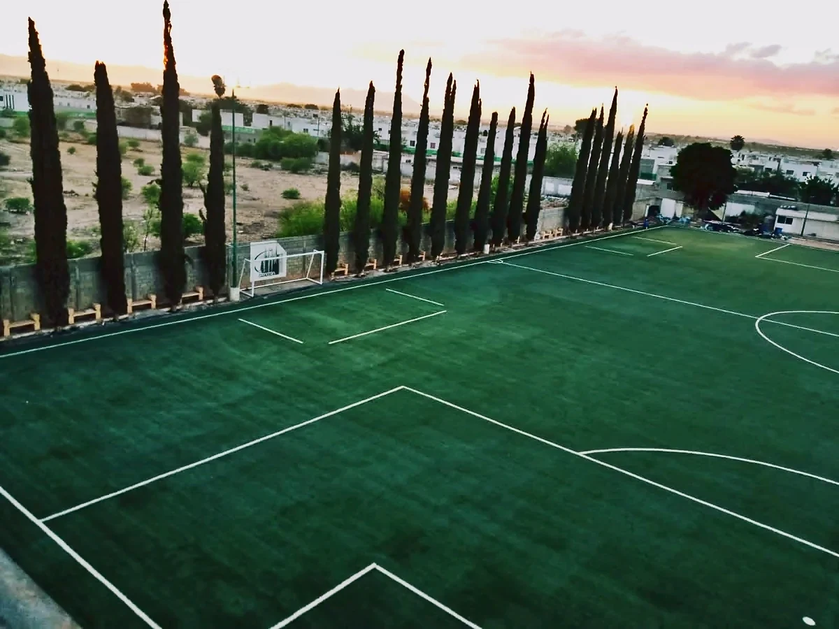 Cancha de fútbol soccer con pasto sintético en La Guardia Soccer Academy, Torreón, Coahuila: pasto sintético deportivo recién cepillado