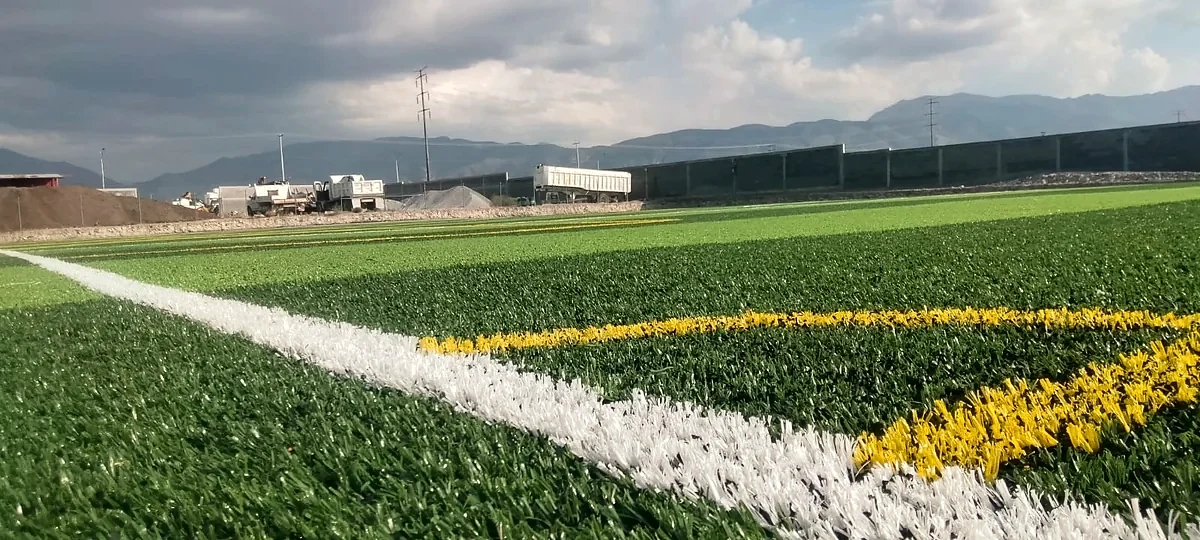 Detalle del pasto sintético de la cancha de fútbol soccer en Saltillo, Coahuila