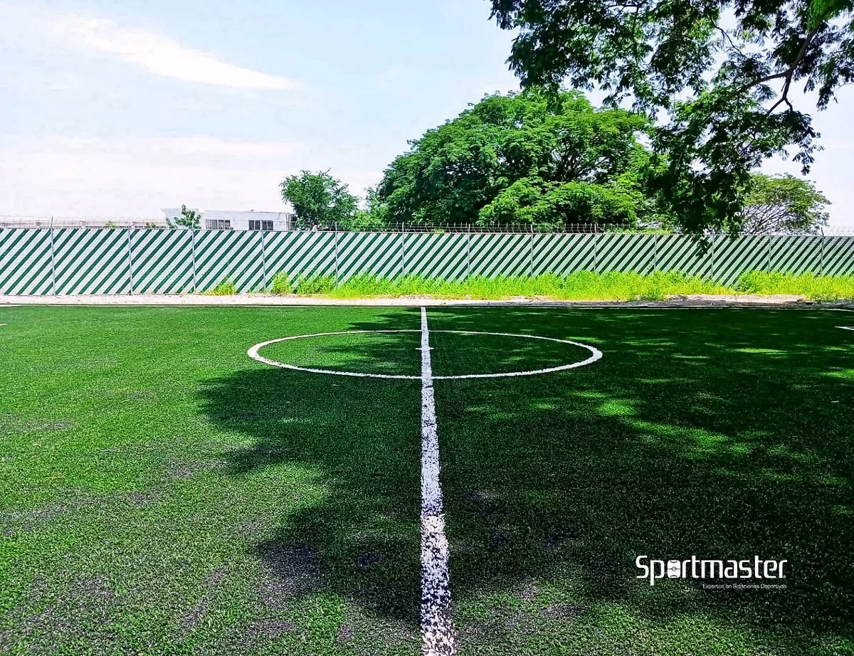 Detalle del pasto sintético de la cancha de fútbol 5 en Manzanillo, Colima