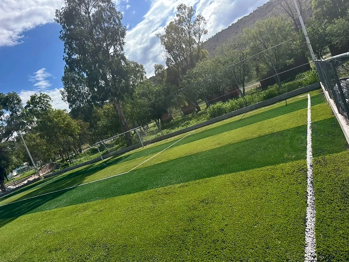 Cancha de fútbol 7 con pasto sintético en Cancha la Prepa, Canatlán, Durango: la cancha desde la línea lateral