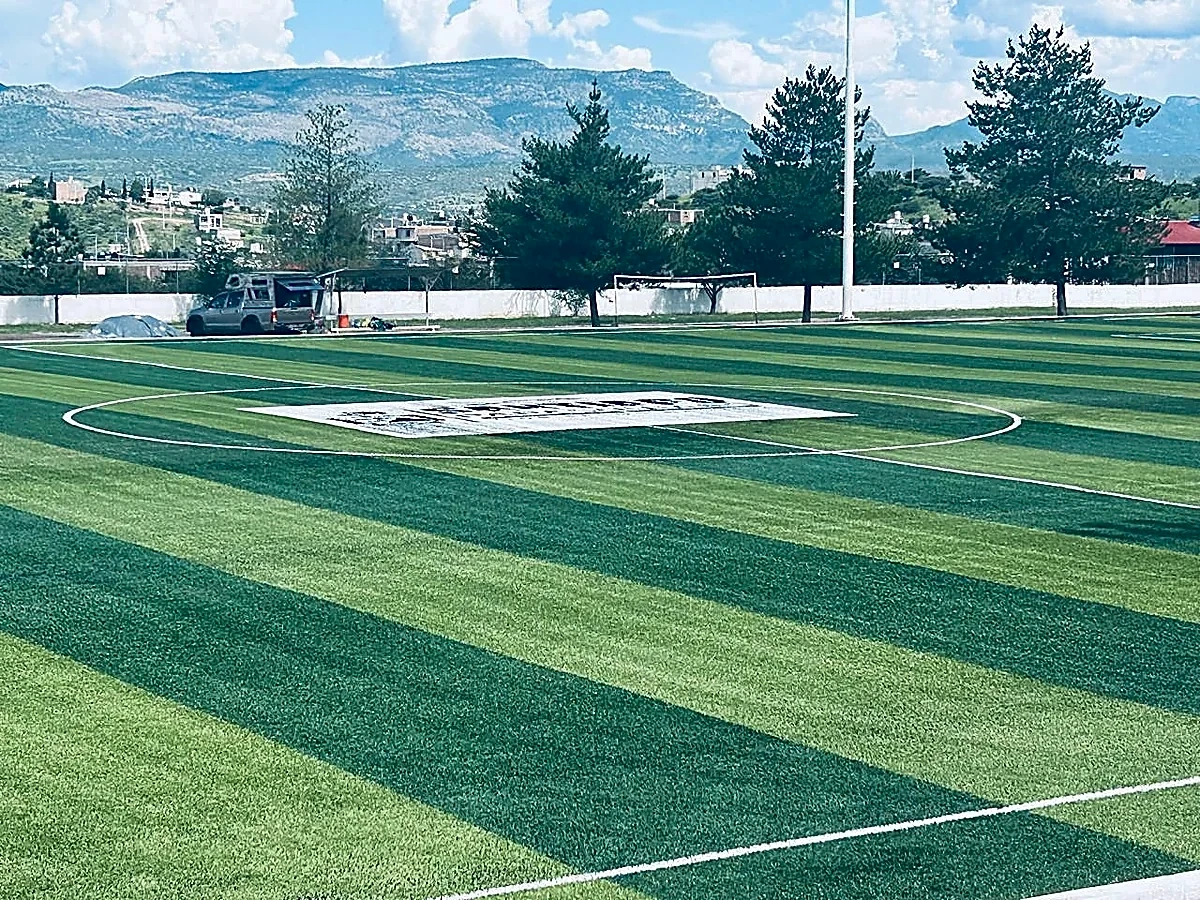 Cancha de fútbol soccer con pasto sintético en Santiago Papasquiaro, Durango