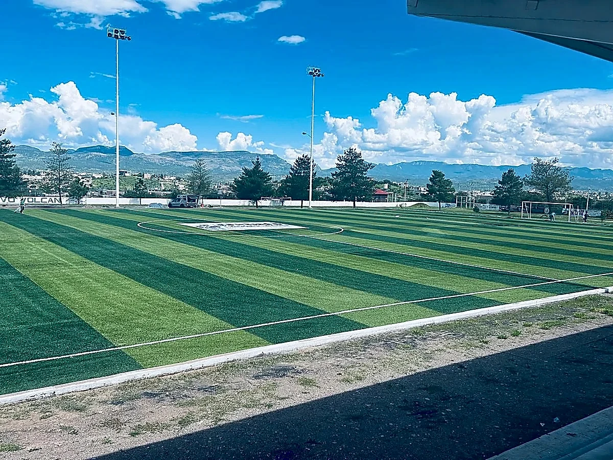 Cancha de fútbol soccer con pasto sintético en Santiago Papasquiaro, Durango: la cancha desde la línea lateral