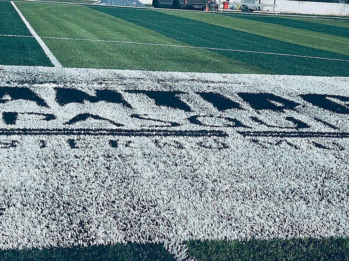 Detalle del pasto sintético de la cancha de fútbol soccer en Santiago Papasquiaro, Durango