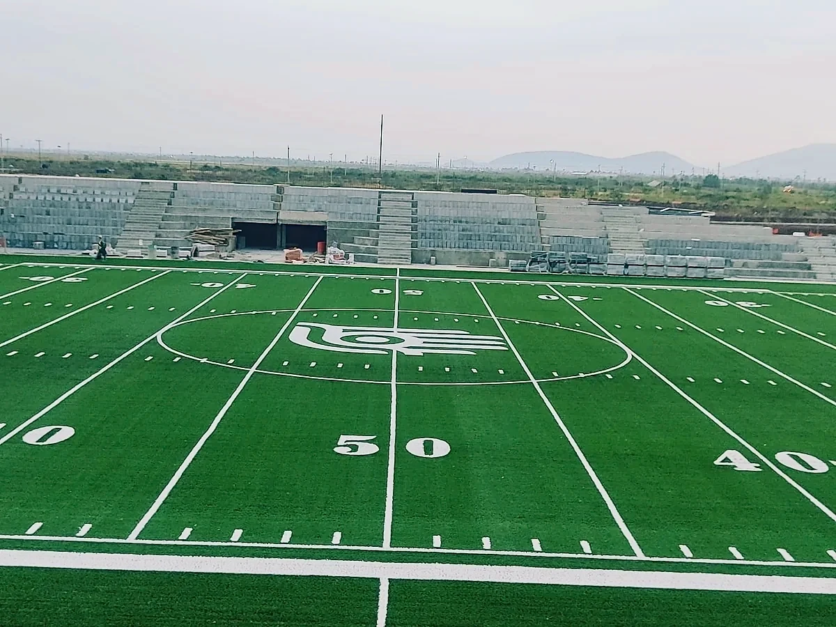 Campo de fútbol americano con pasto sintético en el Parque Ecológico Lago de Texcoco, Estado de México