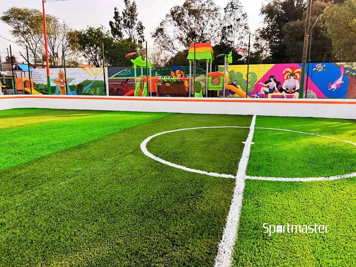 Cancha de fútbol 5 con pasto sintético en Deportivo Citlaltepec, Ecatepec, Estado de México: la cancha desde la línea lateral