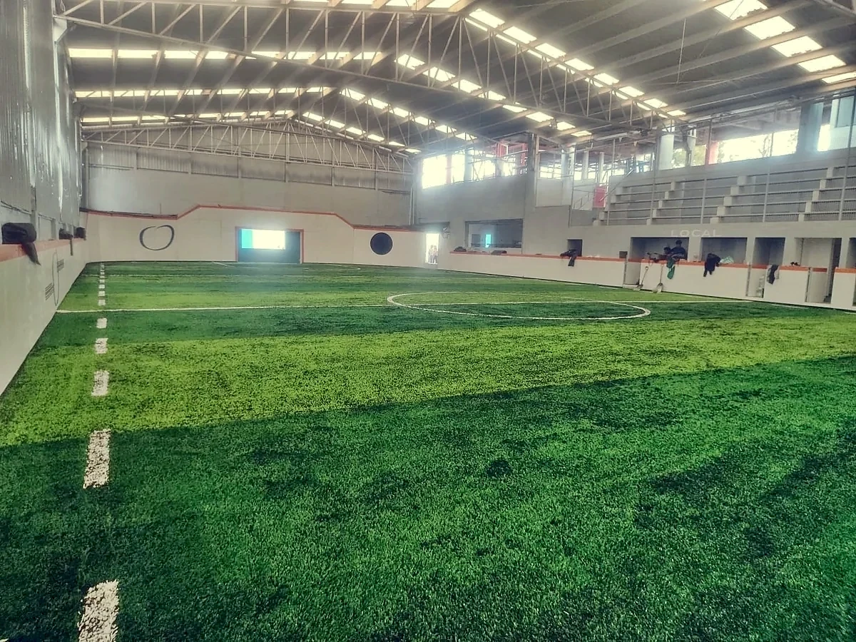 Detalle del pasto sintético de la cancha de fútbol 5 en Ecatepec, Estado de México