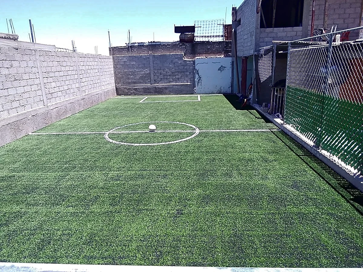 Cancha de fútbol 5 con pasto sintético en Ecatepec, Estado de México: líneas insertadas en el pasto sintético