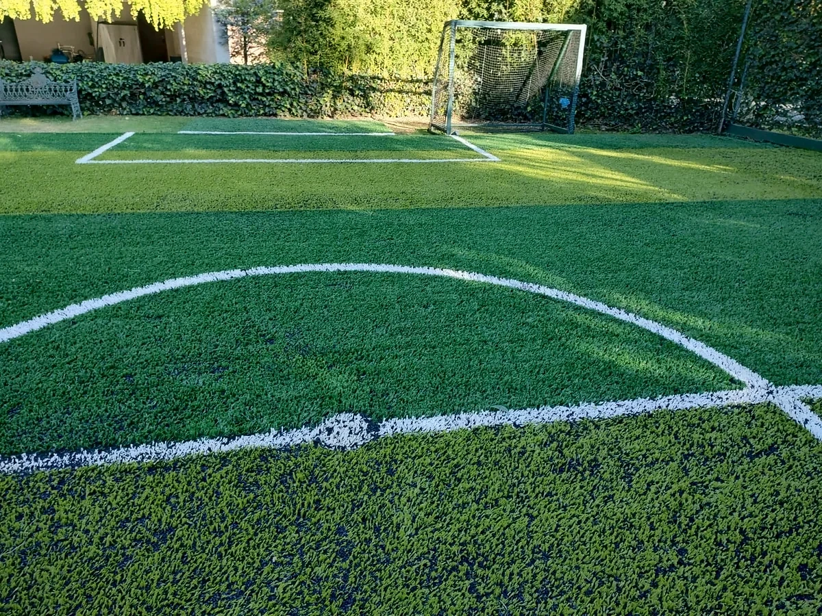 Cancha de fútbol 5 con pasto sintético en Naucalpan, Estado de México: otra vista de la cancha