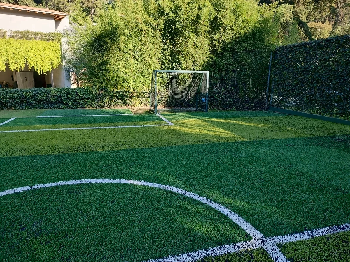 Detalle del pasto sintético de la cancha de fútbol 5 en Naucalpan, Estado de México