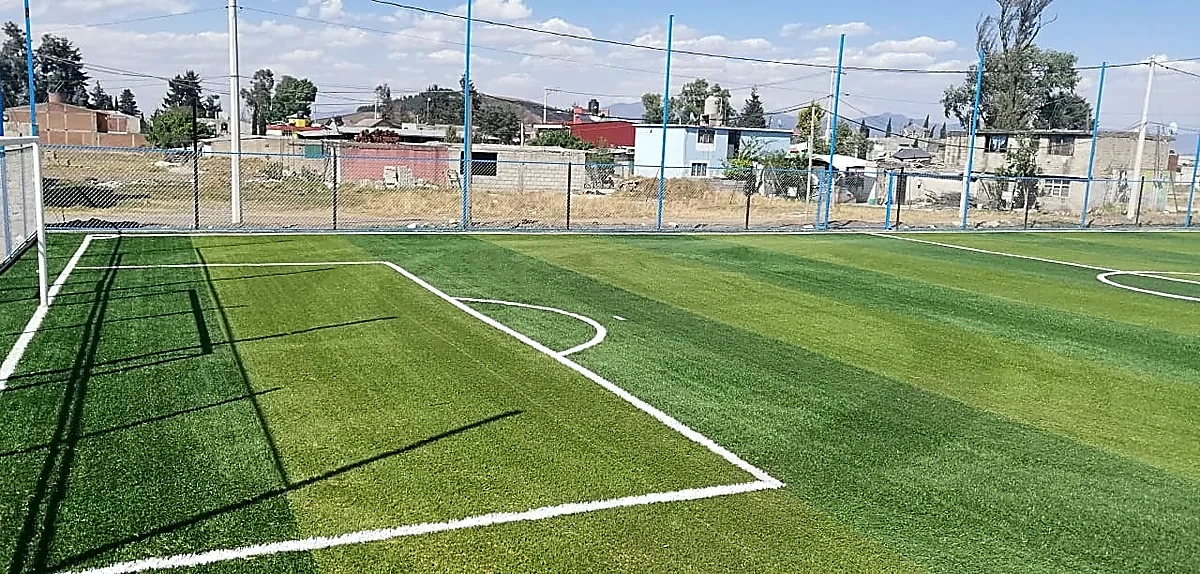 Cancha de fútbol 7 con pasto sintético en Campo Deportivo San Pablo Autopan, San Pablo Autopan (Toluca), Estado de México: la cancha desde la línea lateral