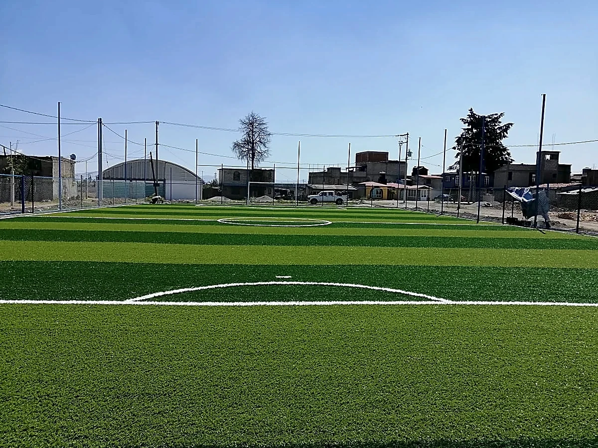 Detalle del pasto sintético de la cancha de fútbol 7 en San Pablo Autopan (Toluca), Estado de México