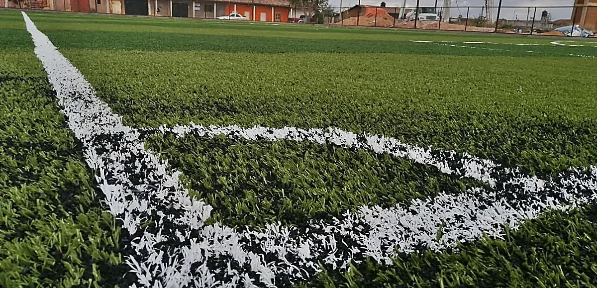 Detalle del pasto sintético de la cancha de fútbol 7 en Cañadas de Nanchititla, Estado de México