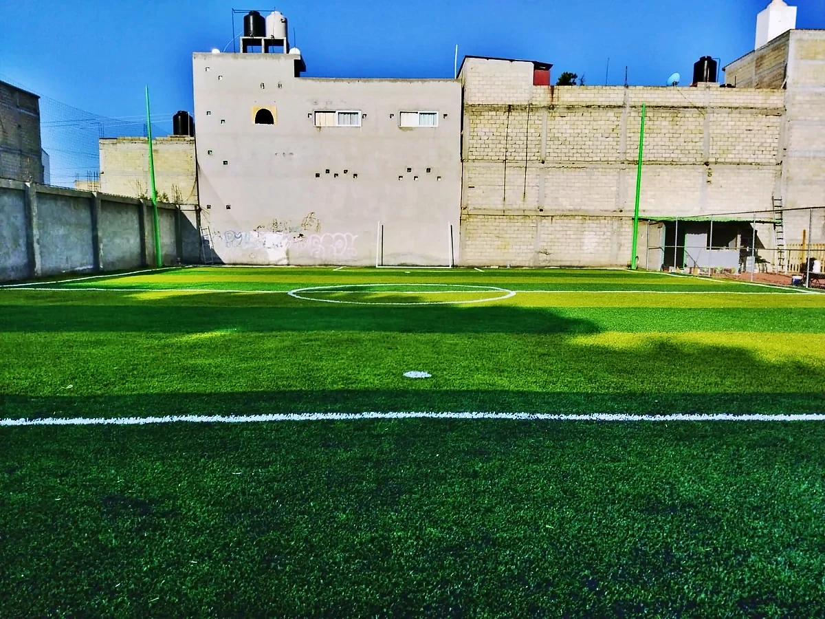 Cancha de fútbol 7 con pasto sintético en Cancha de Futbol la Roca, San Pedro Tultepec, Estado de México: pasto sintético deportivo recién cepillado