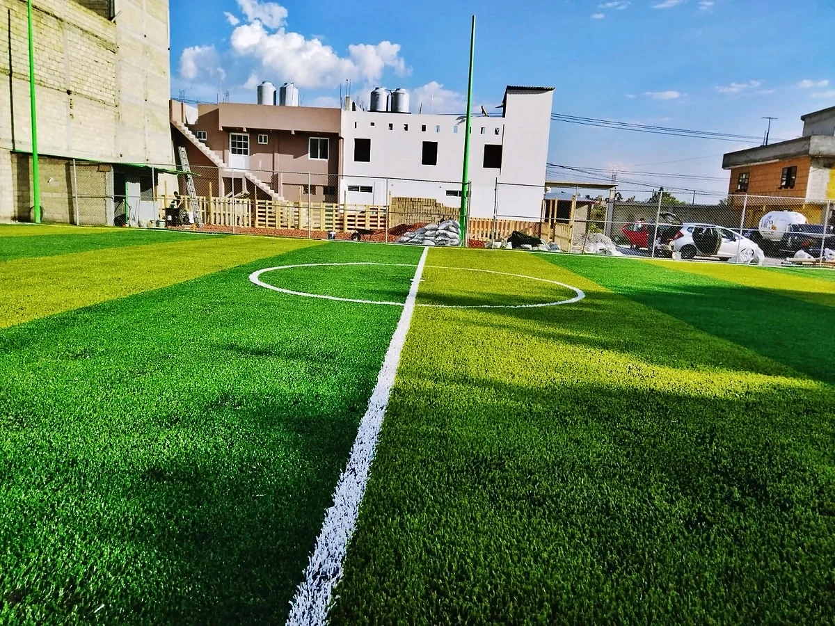 Detalle del pasto sintético de la cancha de fútbol 7 en San Pedro Tultepec, Estado de México