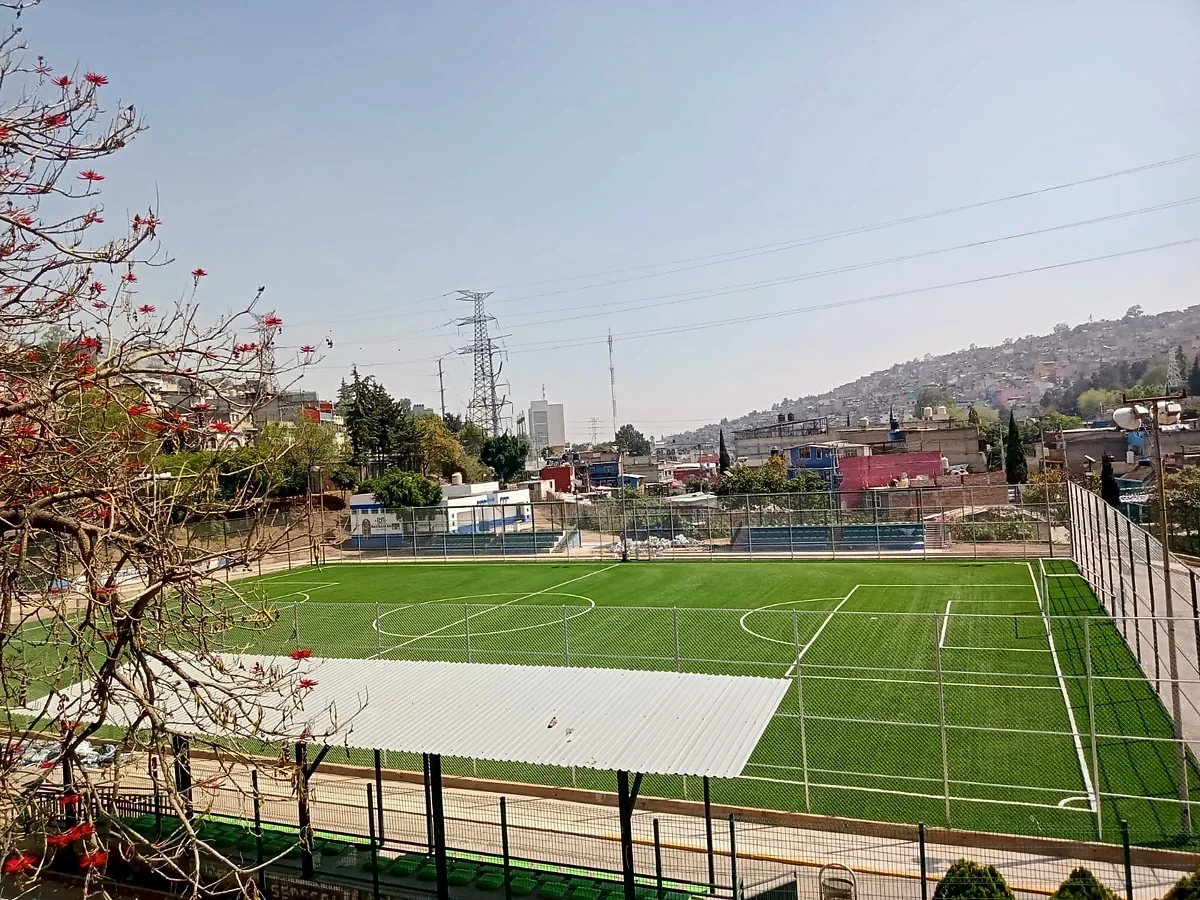 Cancha de fútbol 7 con pasto sintético en Cancha Deportivo la Curva, Naucalpan, Estado de México: vista de la cancha y su entorno