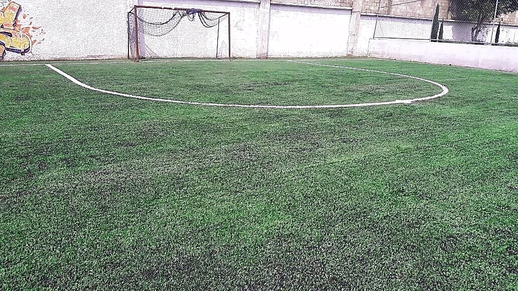 Cancha de fútbol 7 con pasto sintético en Escuela Preparatoria Oficial #18, Tlalnepantla