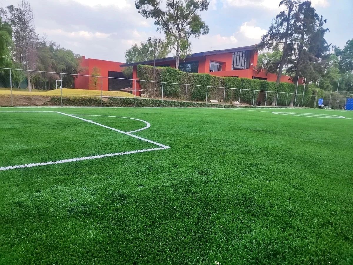 Cancha de fútbol 7 con pasto sintético en Hacienda San Miguel Country Club, Atizapán, Estado de México: líneas de juego insertadas en el mismo pasto