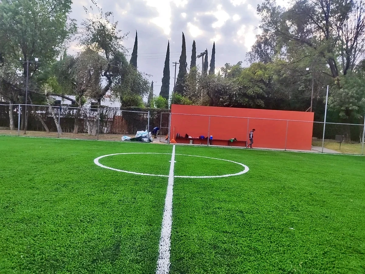 Cancha de fútbol 7 con pasto sintético en Hacienda San Miguel Country Club, Atizapán, Estado de México: la cancha desde la línea lateral