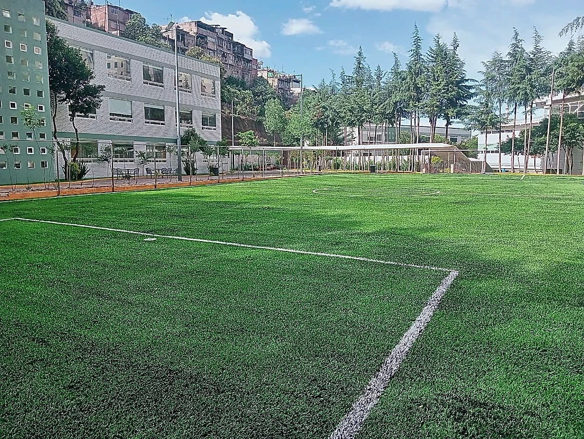 Cancha de fútbol 7 con pasto sintético en Huixquilucan, Estado de México: otra vista de la cancha de fútbol 7