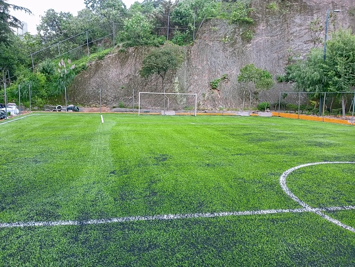 Cancha de fútbol 7 con pasto sintético en Huixquilucan, Estado de México: pasto sintético deportivo recién cepillado
