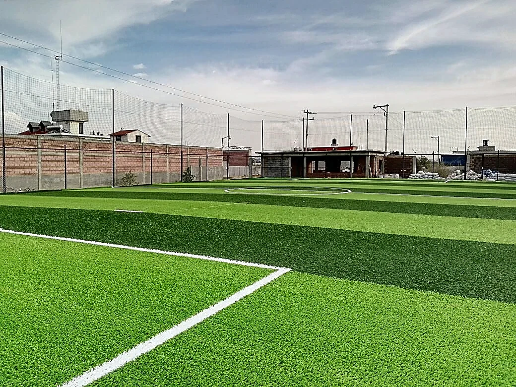 Detalle del pasto sintético de la cancha de fútbol 7 en Ixtapaluca, Estado de México