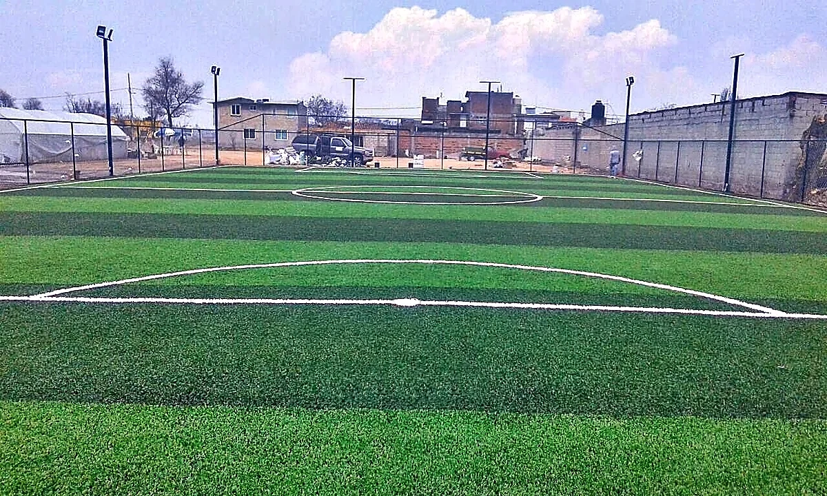 Detalle del pasto sintético de la cancha de fútbol 7 en Metepec, Estado de México