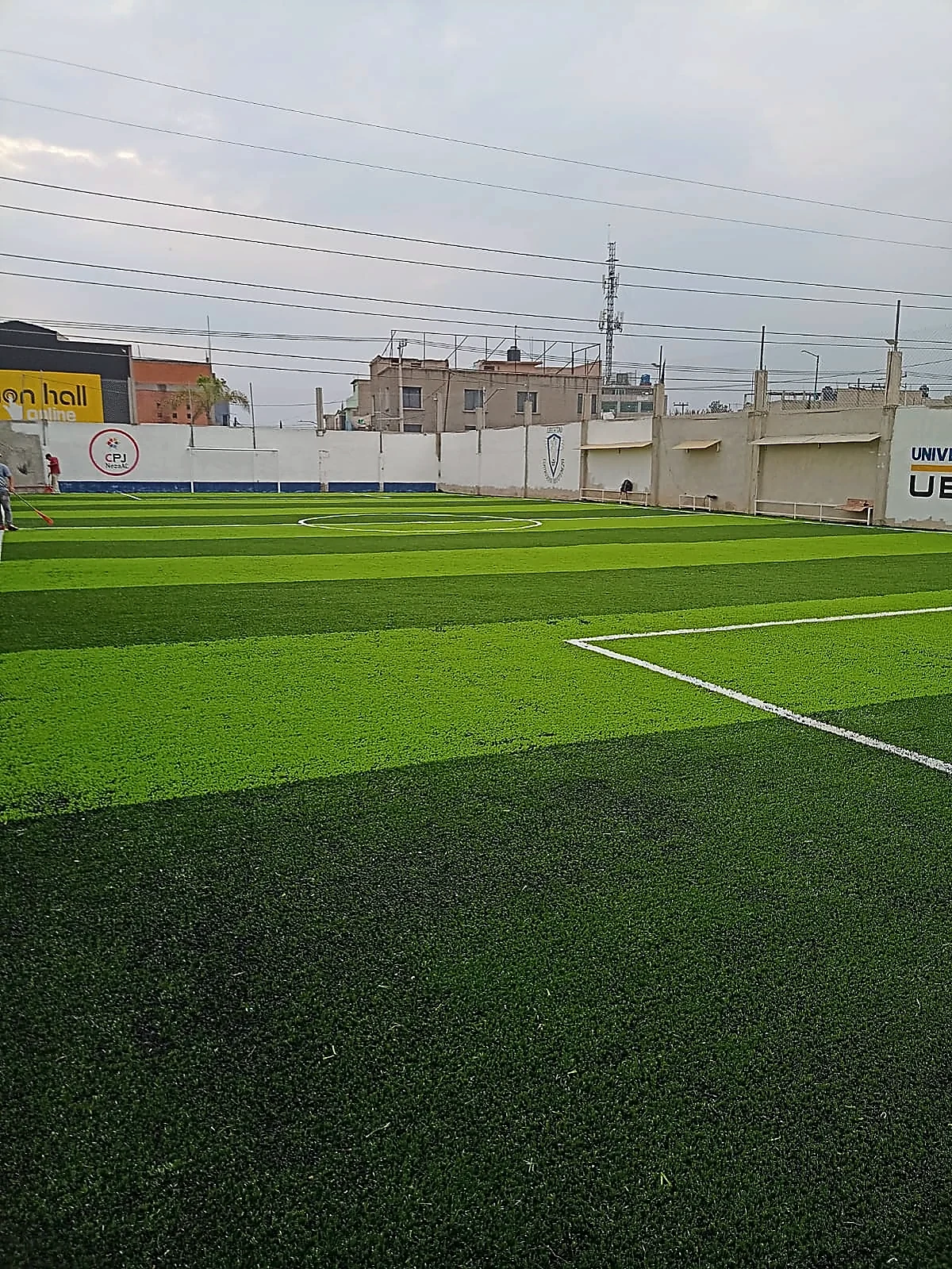 Detalle del pasto sintético de la cancha de fútbol 7 en Nezahualcóyotl, Estado de México