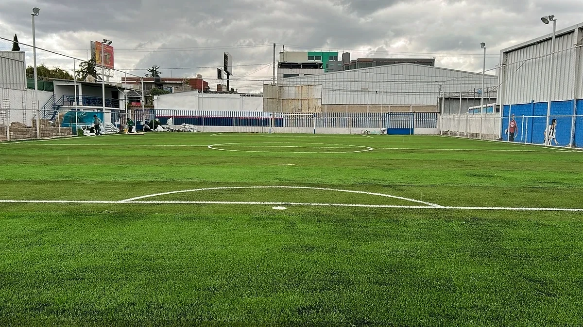 Cancha de fútbol 7 con pasto sintético en Toluca, Estado de México
