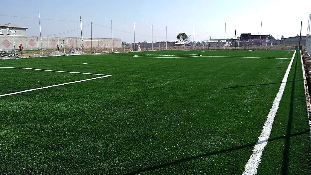 Cancha de fútbol 7 con pasto sintético en Toluca (Calixtlahuaca), Estado de México: líneas de juego insertadas en el mismo pasto