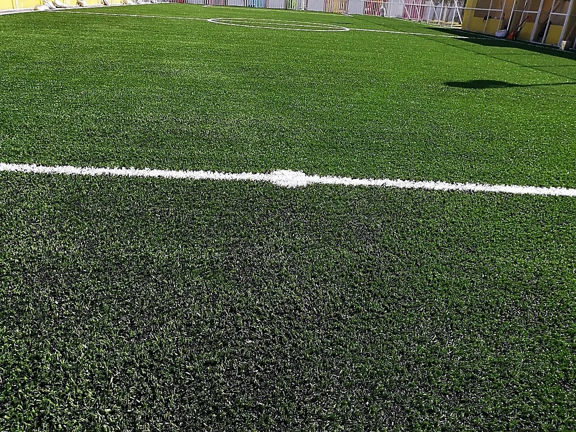 Detalle del pasto sintético de la cancha de fútbol 7 en Tultepec, Estado de México