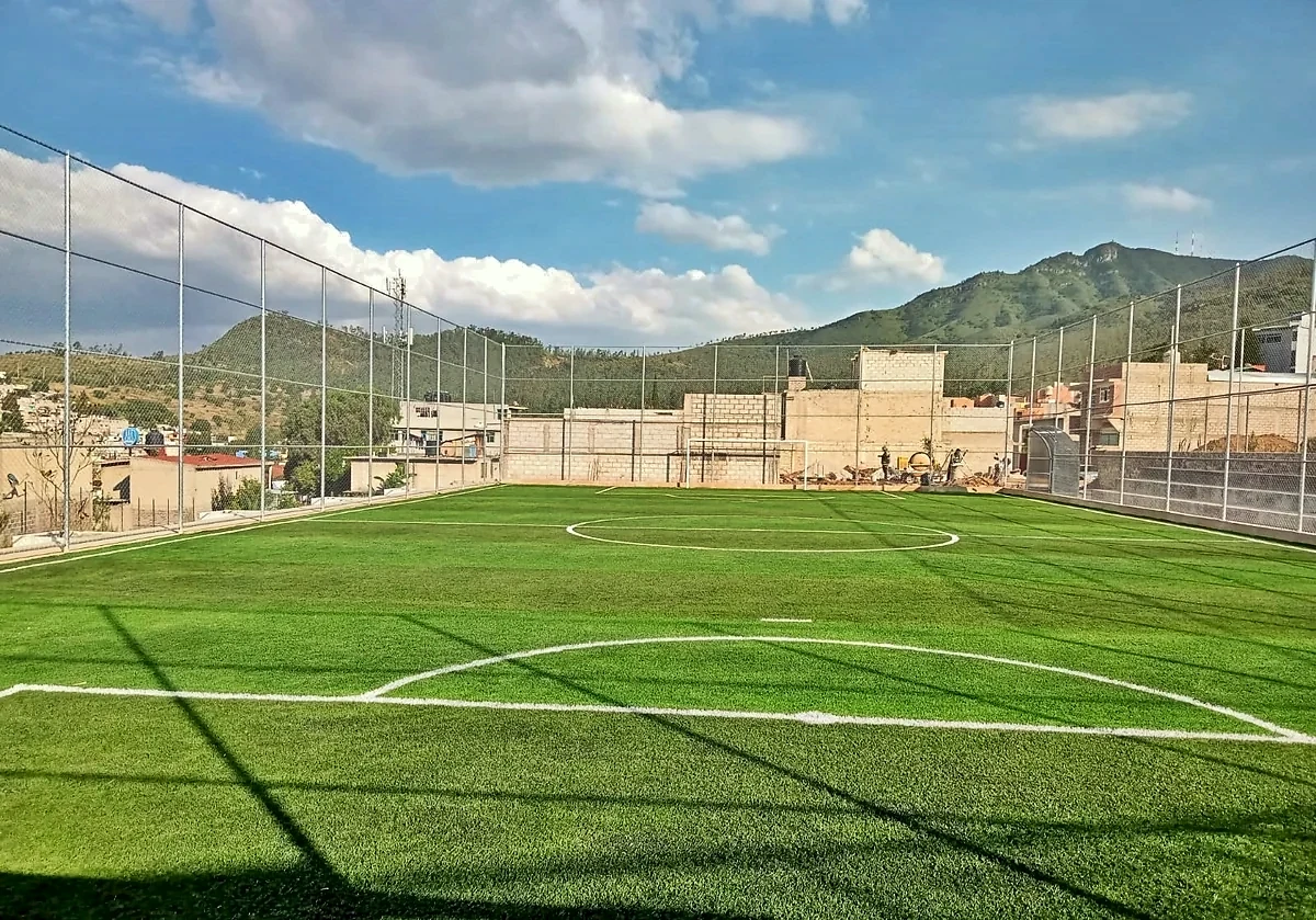 Cancha de fútbol 7 con pasto sintético en Tultitlán, Estado de México: líneas de juego insertadas en el mismo pasto