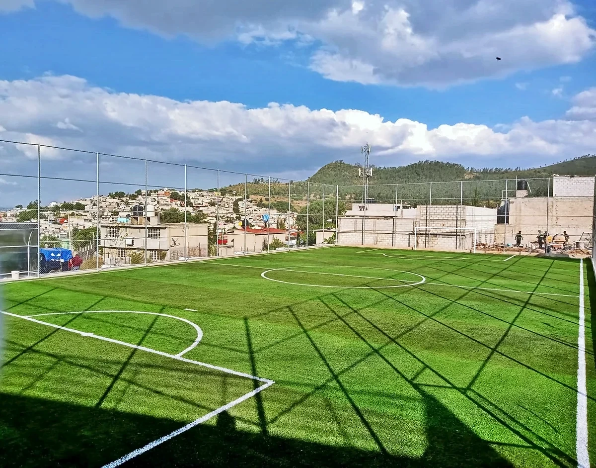 Cancha de fútbol 7 con pasto sintético en Tultitlán, Estado de México: pasto sintético deportivo recién cepillado