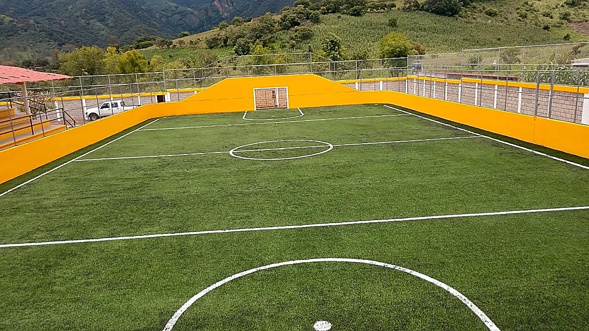 Cancha de fútbol rápido con pasto sintético en Campo Deportivo Llano de Arriba, Zacazonapan, Estado de México: líneas de juego insertadas en el pasto
