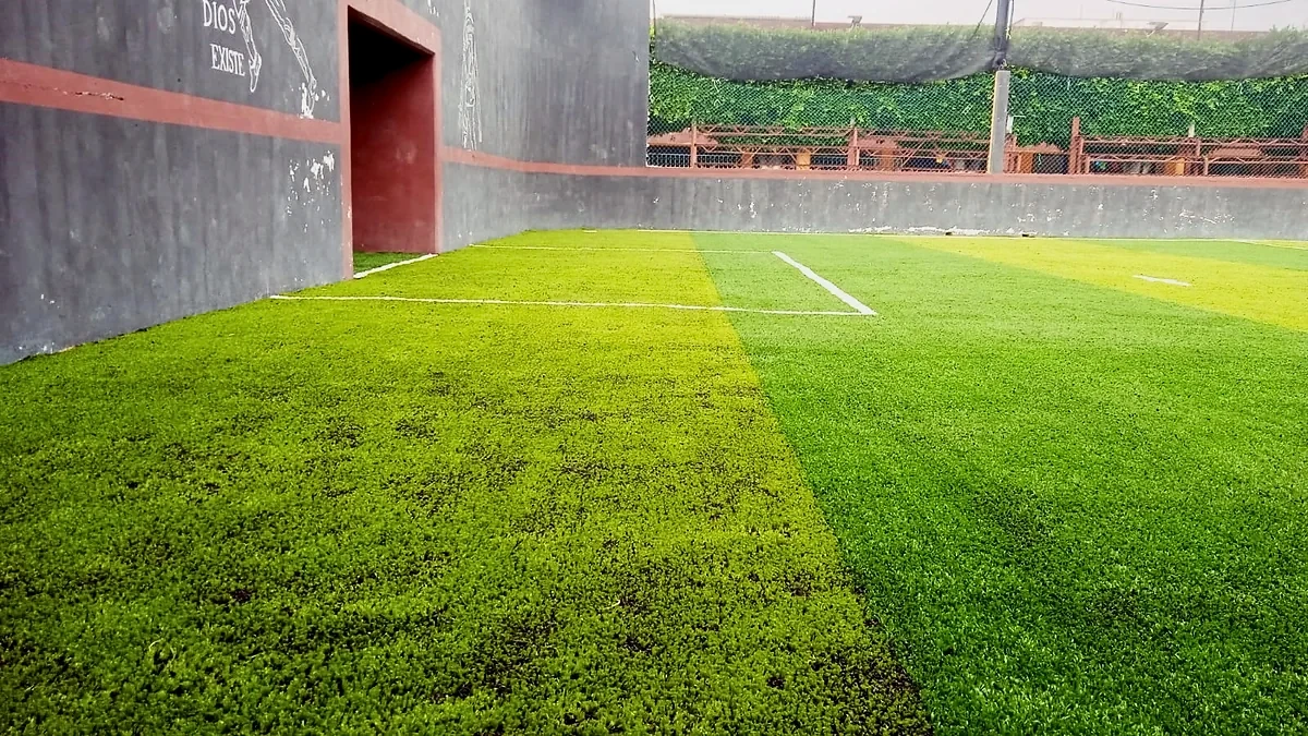 Cancha de fútbol rápido con pasto sintético en Centro Pedagógico Motolinia, Nezahualcóyotl, Estado de México: pasto sintético deportivo recién cepillado