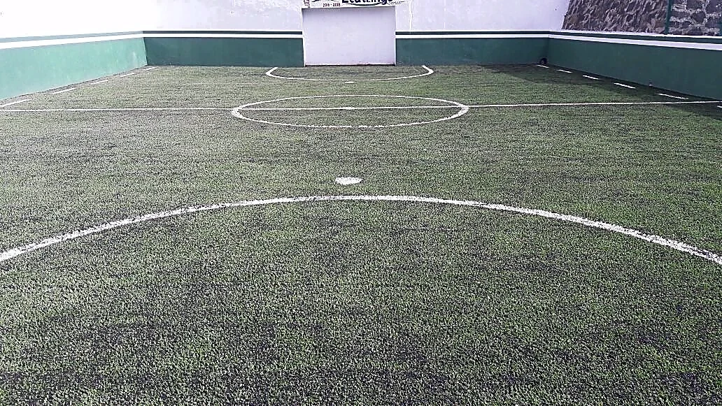 Cancha de fútbol rápido con pasto sintético en Ecatzingo, Estado de México: pasto sintético deportivo recién cepillado