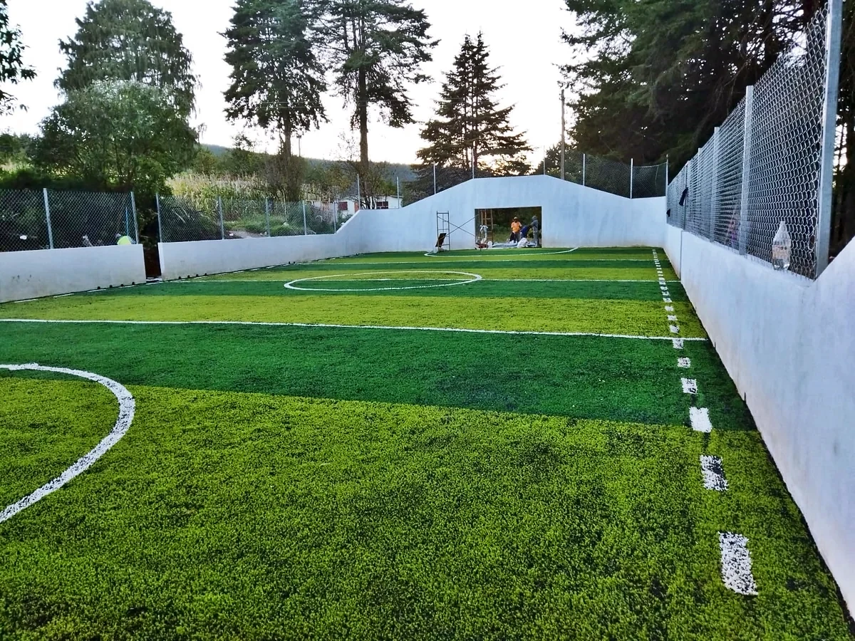 Cancha de fútbol rápido con pasto sintético en El Oro, Estado de México: líneas de juego insertadas en el pasto