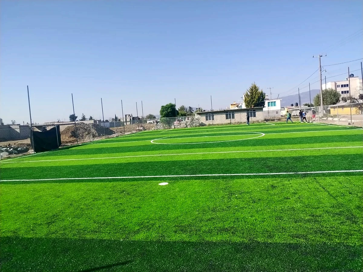Cancha de fútbol rápido con pasto sintético en Ixtlahuaca, Estado de México: otra vista de la cancha