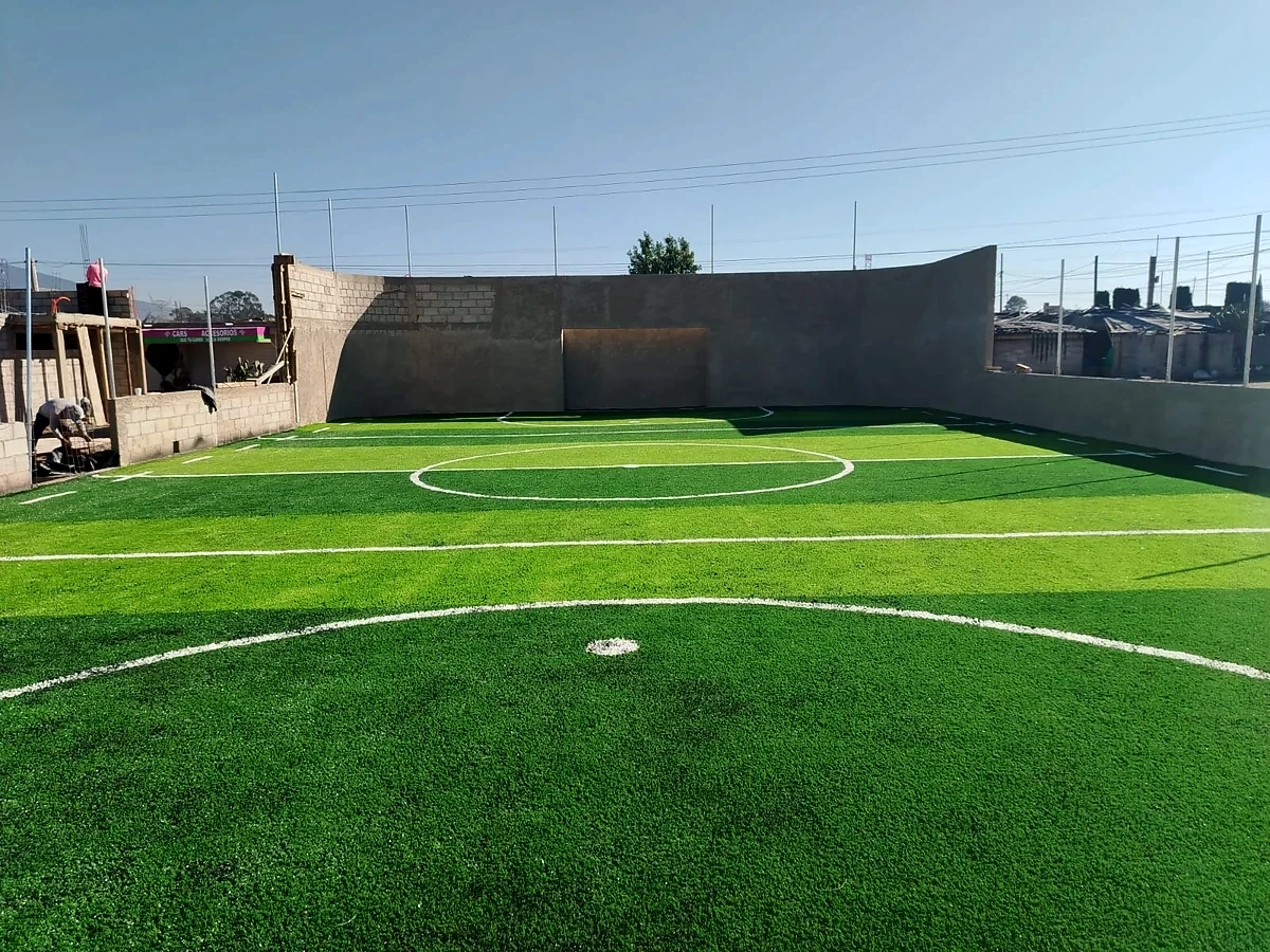 Detalle del pasto sintético de la cancha de fútbol rápido en Ixtlahuaca, Estado de México