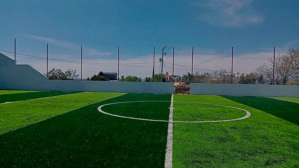 Cancha de fútbol rápido con pasto sintético en San Nicolás Tolentino, Estado de México: líneas de juego insertadas en el pasto