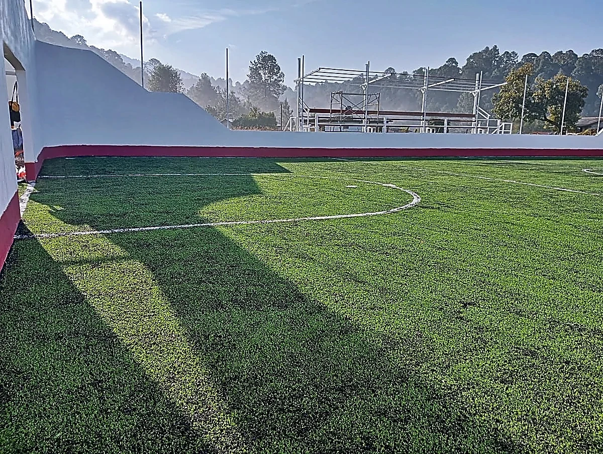 Cancha de fútbol rápido con pasto sintético en Valle de Bravo, Estado de México: la cancha desdel fondo