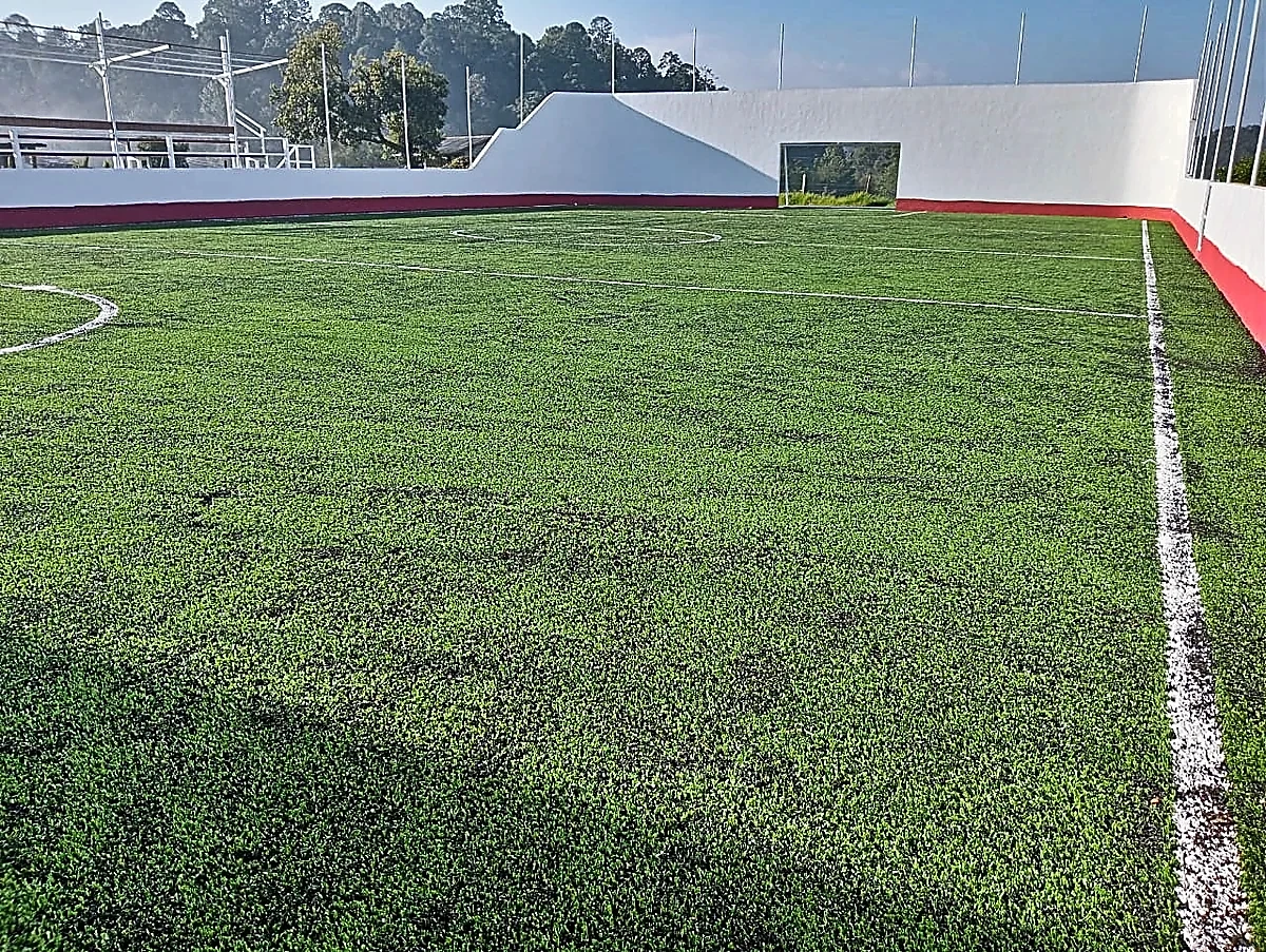 Cancha de fútbol rápido con pasto sintético en Valle de Bravo, Estado de México: vista de la cancha y su entorno