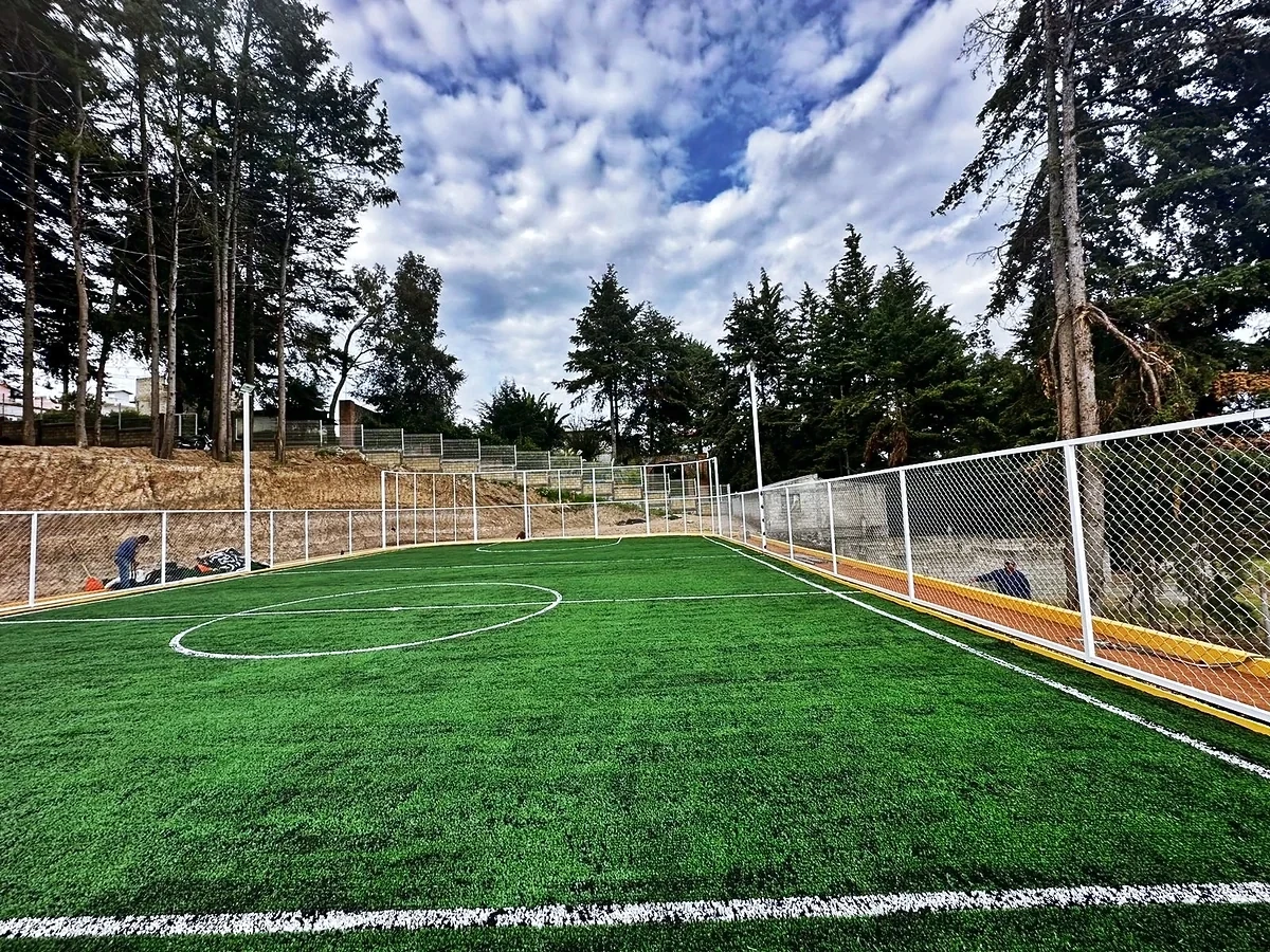 Detalle del pasto sintético de la cancha de fútbol rápido en Villa de Allende, Estado de México