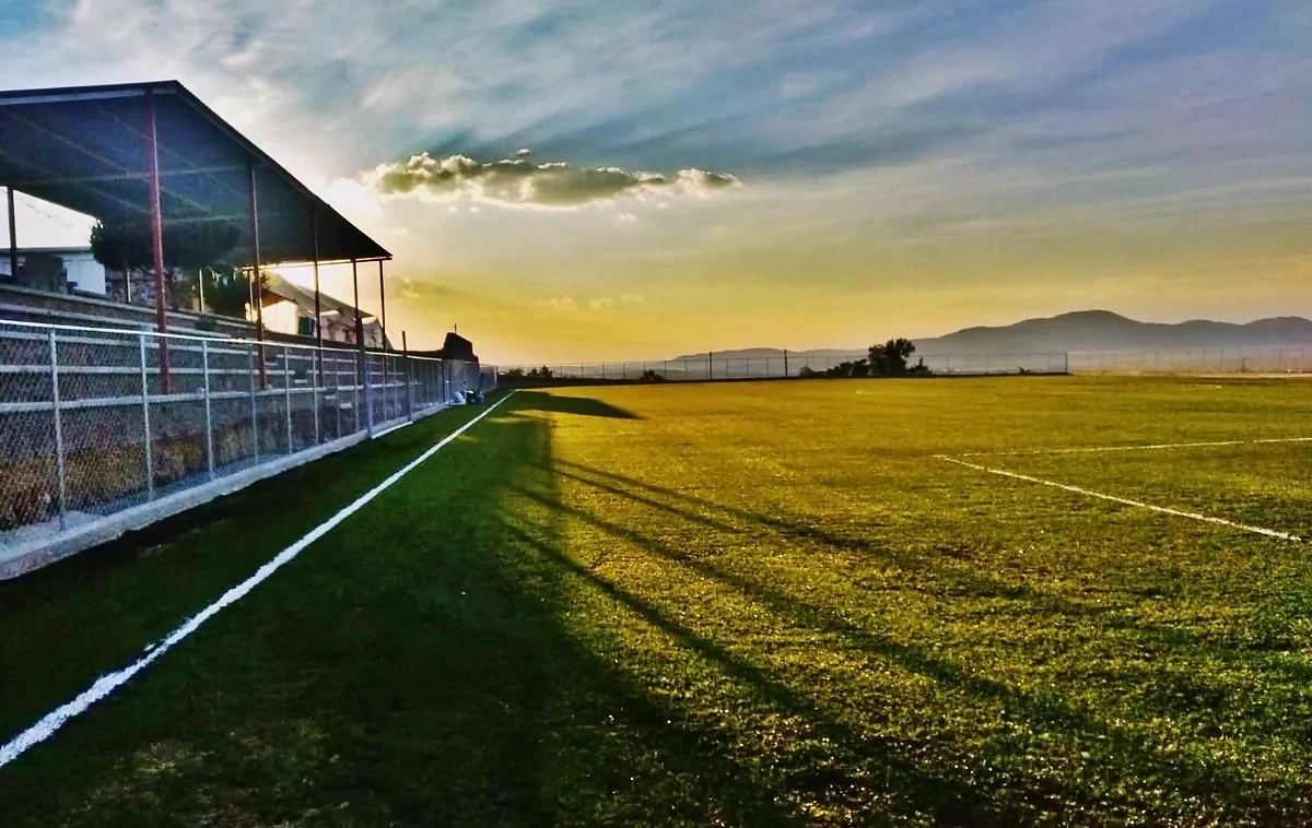 Cancha de fútbol soccer con pasto sintético en Campo de Futbol San José Ixtapa, Temascalcingo, Estado de México: pasto sintético deportivo recién cepillado