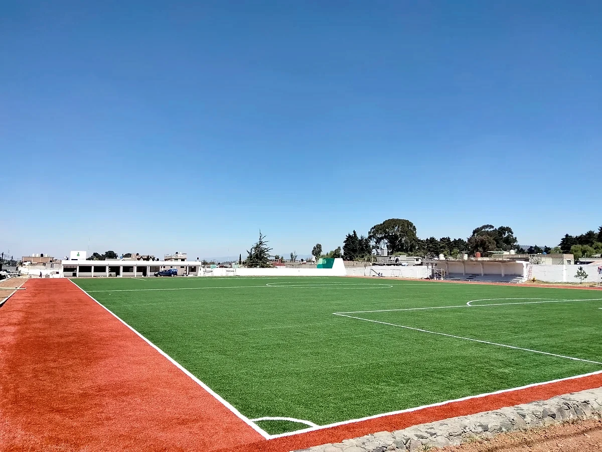 Cancha de fútbol soccer con pasto sintético en Campo de Futbol Zinacantepec, Estado de México: la cancha desde la línea lateral