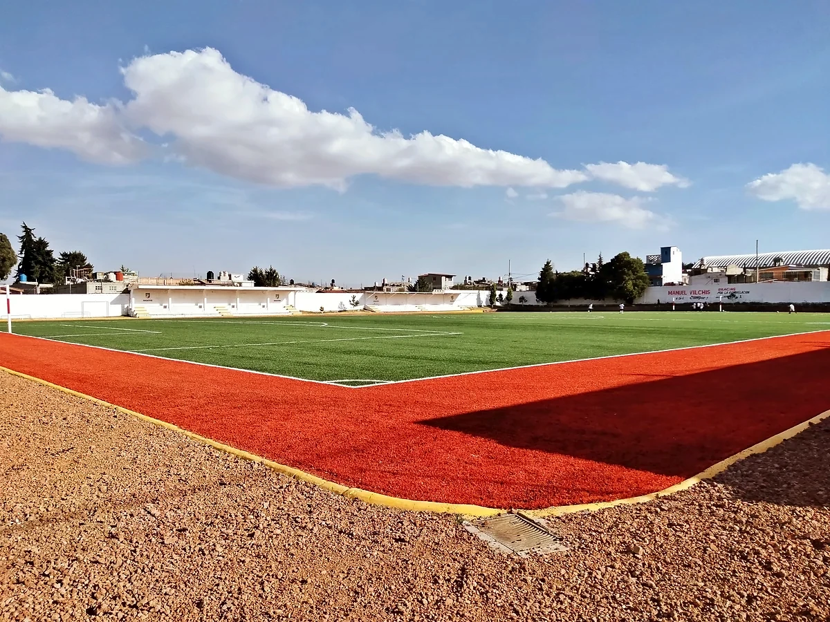 Cancha de fútbol soccer con pasto sintético en Campo de Futbol Zinacantepec, Estado de México: otra vista de la cancha