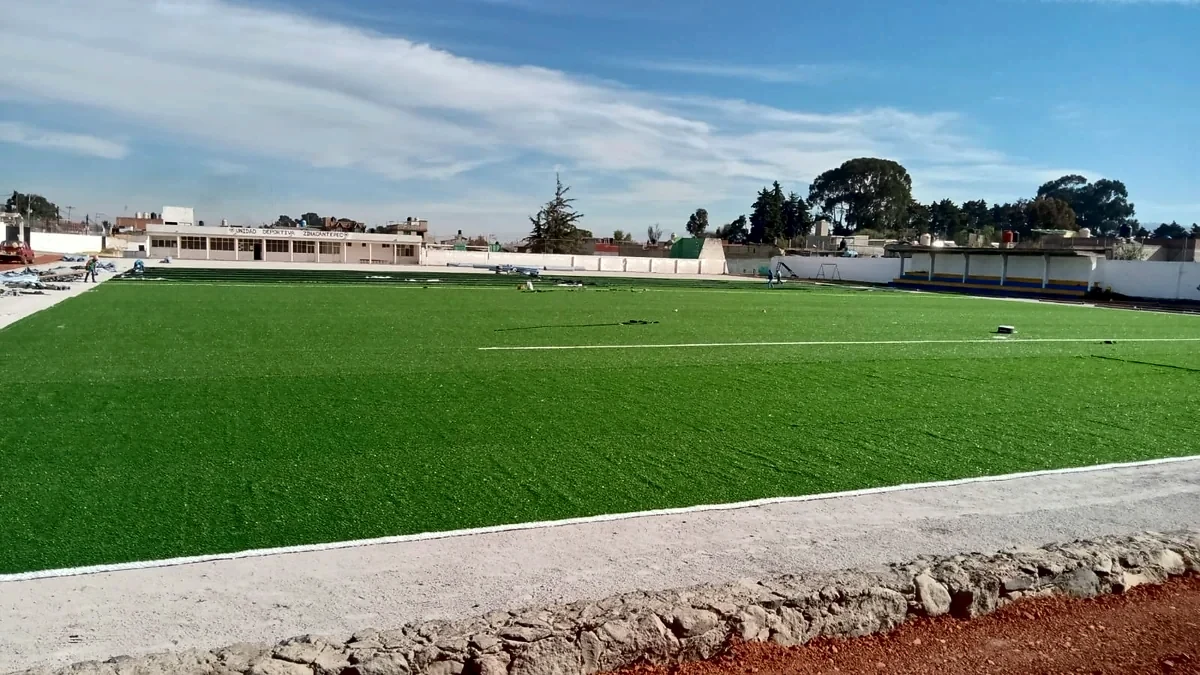Cancha de fútbol soccer con pasto sintético en Campo de Futbol Zinacantepec, Estado de México: pasto sintético deportivo recién cepillado