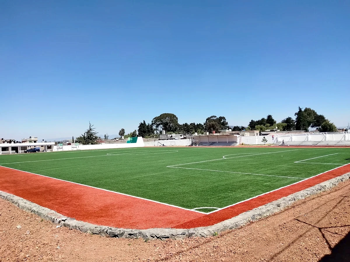 Cancha de fútbol soccer con pasto sintético en Campo de Futbol Zinacantepec, Estado de México: la cancha desdel fondo