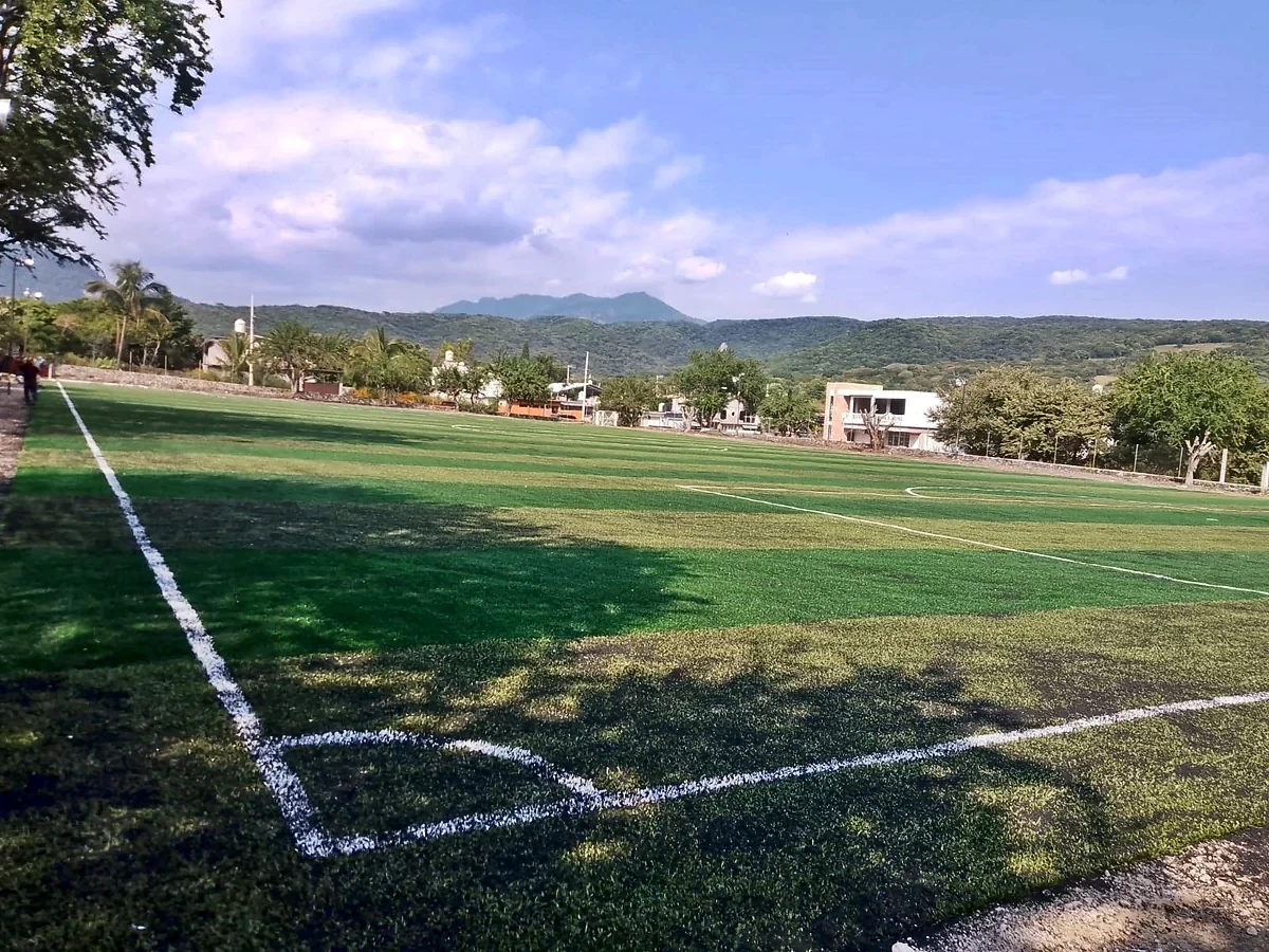 Cancha de fútbol soccer con pasto sintético en Campo Deportivo Platanar, Estado de México: otra vista de la cancha