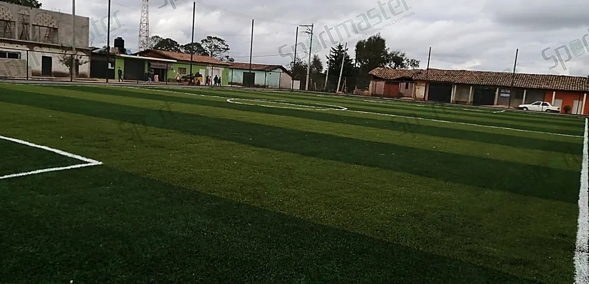 Detalle del pasto sintético de la cancha de fútbol soccer en Cañadas de Nanchititla, Estado de México